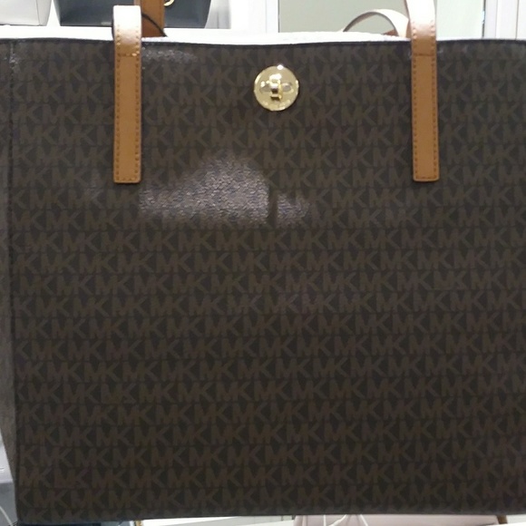 Michael Kors - Picture 2 of 2